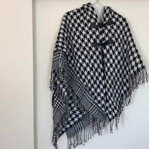 Black/white patterned Cape